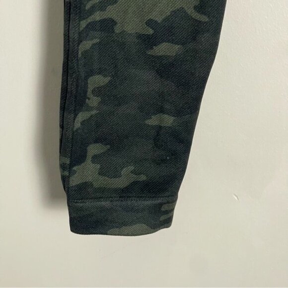 Spanx Look At Me Now Seamless Legging Green Camo Size Small high rise sh… - Picture 6 of 11